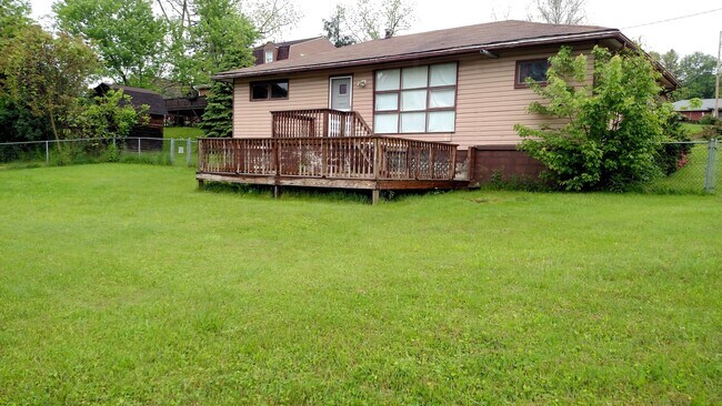 Building Photo - Two Bedroom House in Jefferson Hills With Central Air And Detached One Car Garage - Fenced In Yard