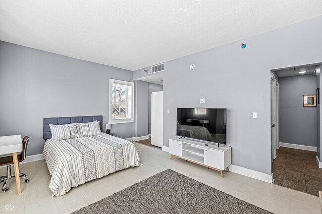 Building Photo - 230 E 9th St