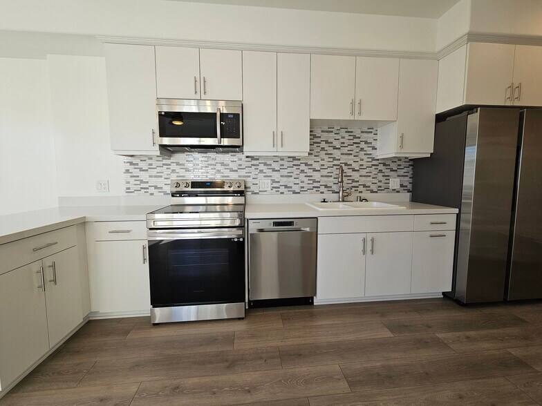 Kitchen - 925 Madonna Rd