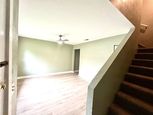 Building Photo - Adorable Updated 2/1.5 Furnished or Unfurn...