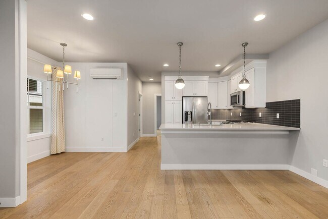 Building Photo - Modern Sammamish Cottage – Light-Filled Living in a Prime Plateau Location