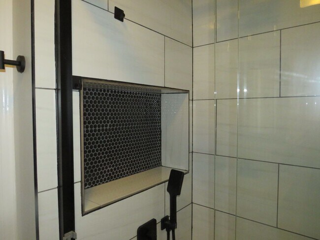 Building Photo - 3 Bedroom 2 Bath Home