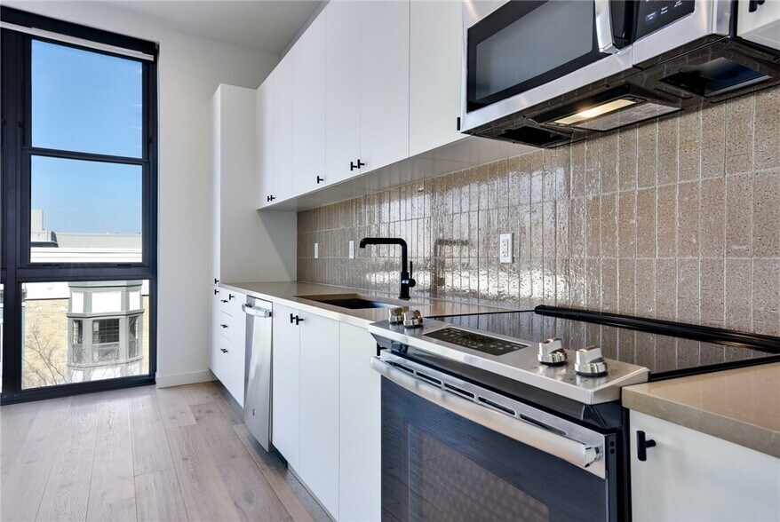 Building Photo - 800 Embassy Dr