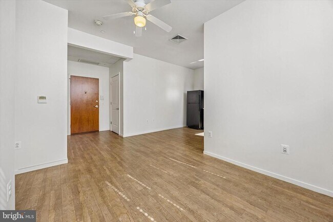 Building Photo - 1015 W Lancaster Ave