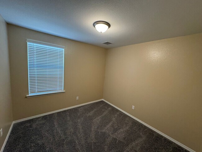 Building Photo - EASTSIDE HOME FOR RENT