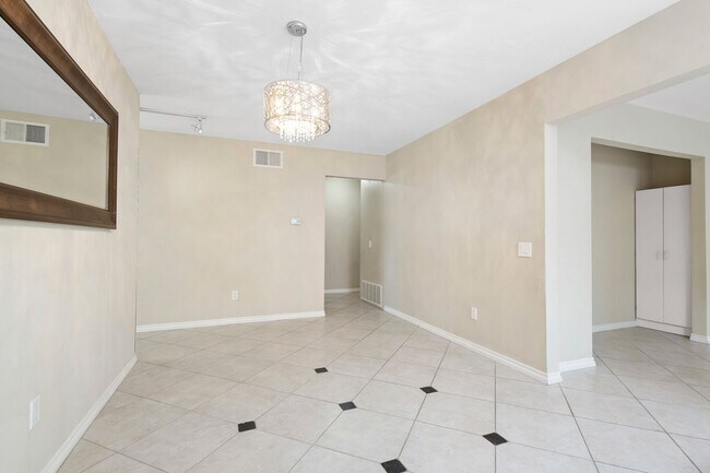 Building Photo - 3 Bedroom 2 Bathroom home available DECEMB...