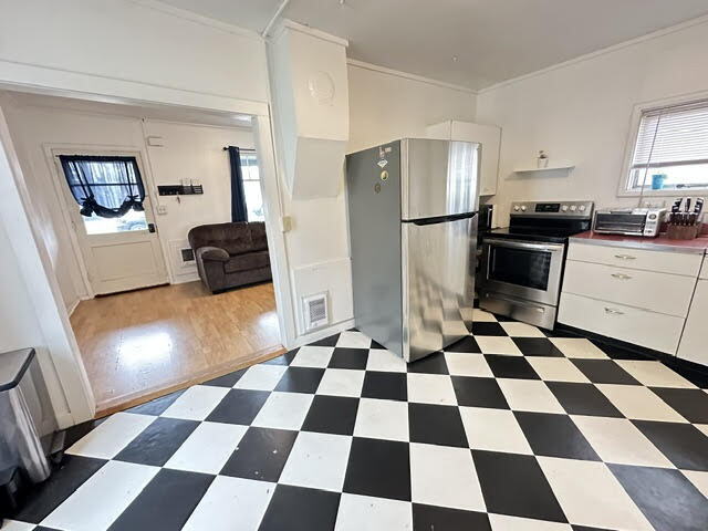 Building Photo - "Charming & Cozy 2-Bedroom Duplex in Prime Moscow Location – 800 Sq Ft of Comfort!"
