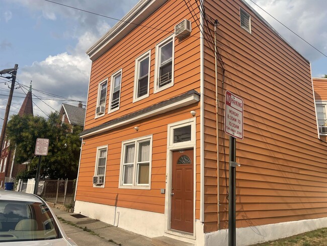 Building Photo - 208 4th St