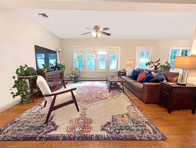 Building Photo - 15 Hubbard St