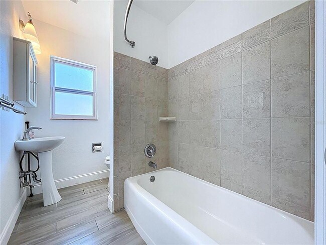 Building Photo - 5806 Liverpool Dr