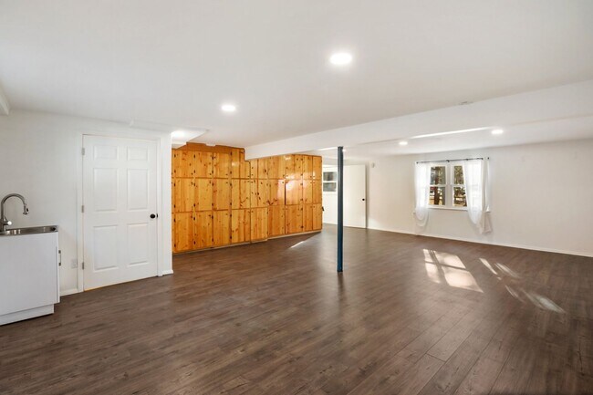 Building Photo - Move in ready home on Parkview