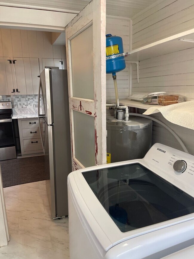 Building Photo - ?? COMING SOON ?? Charming 3 Bed / 1 Bath ...