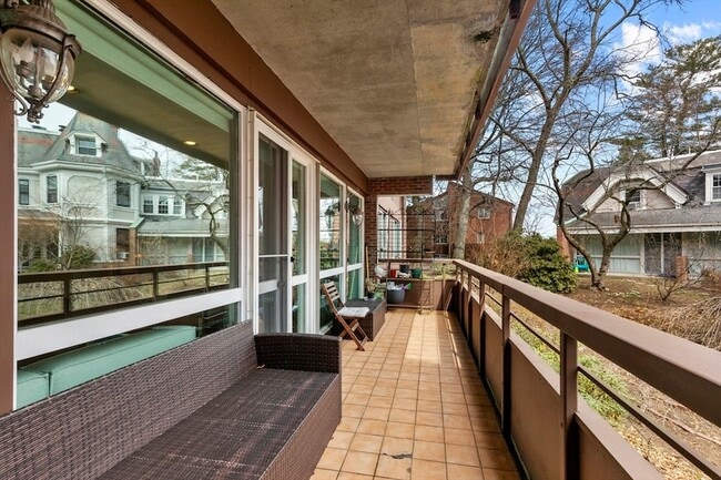 Building Photo - 241 Perkins St