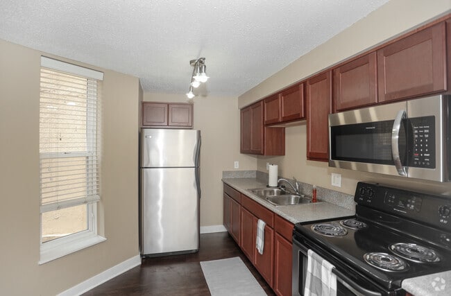 1BR, 1BA - 565 SF - Senate Manor