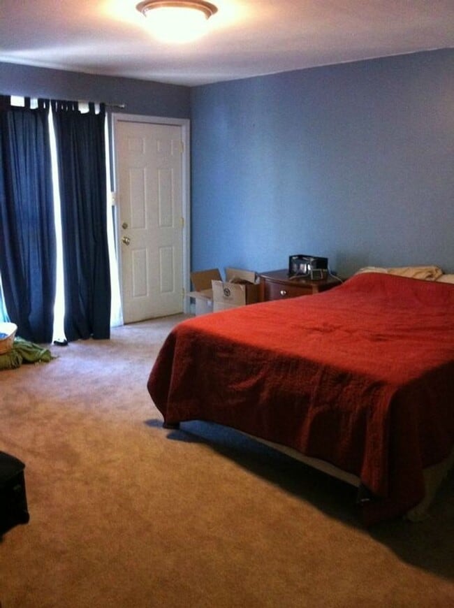 Building Photo - Great 3-bed home available for August!