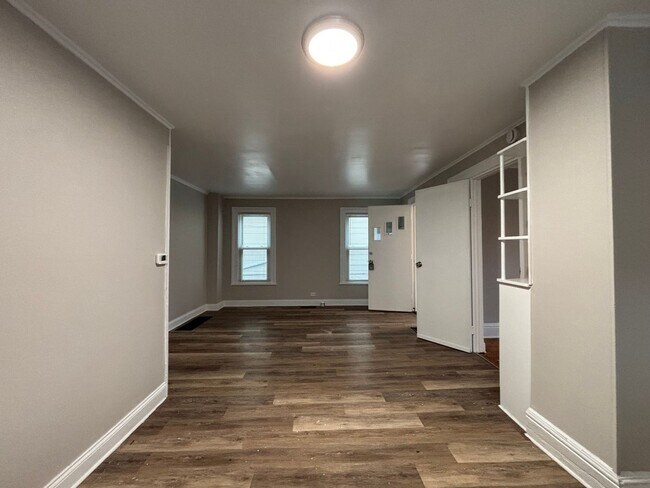 Building Photo - 4 Bedroom 2 Bath Single Family Home W/Garage!