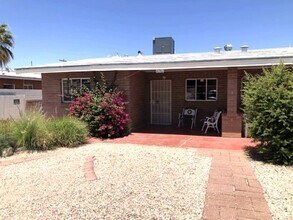 Building Photo - Central 2 Bedroom 2 Bath Home Duplex near ...