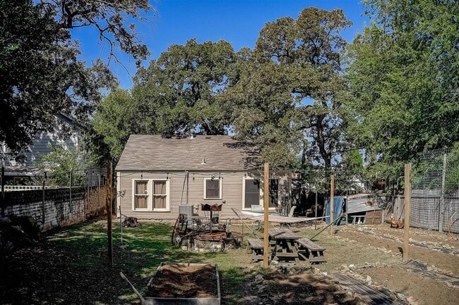 Building Photo - 1305 Newfield Ln