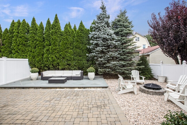 Building Photo - 423 English Pl