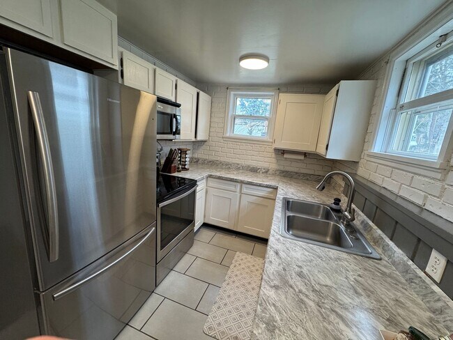 Building Photo - Gorgeous 4-Bedroom Home with Expansive Landscaped Yard & Off-Street Parking – Fully Furnished!