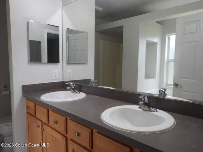 Building Photo - 394 Mott St SW