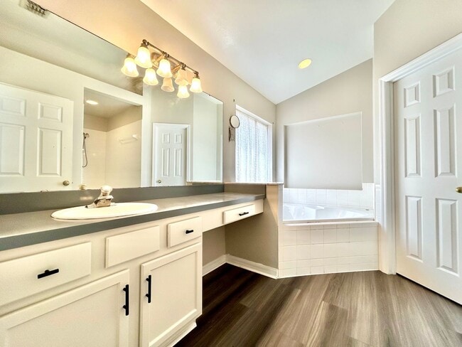 Building Photo - Davenport Gem: 4Bedrooms/ 2Baths pool home!