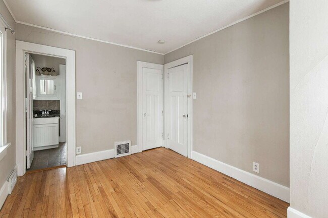 Building Photo - Charming 2-Bedroom Home minutes from everything!