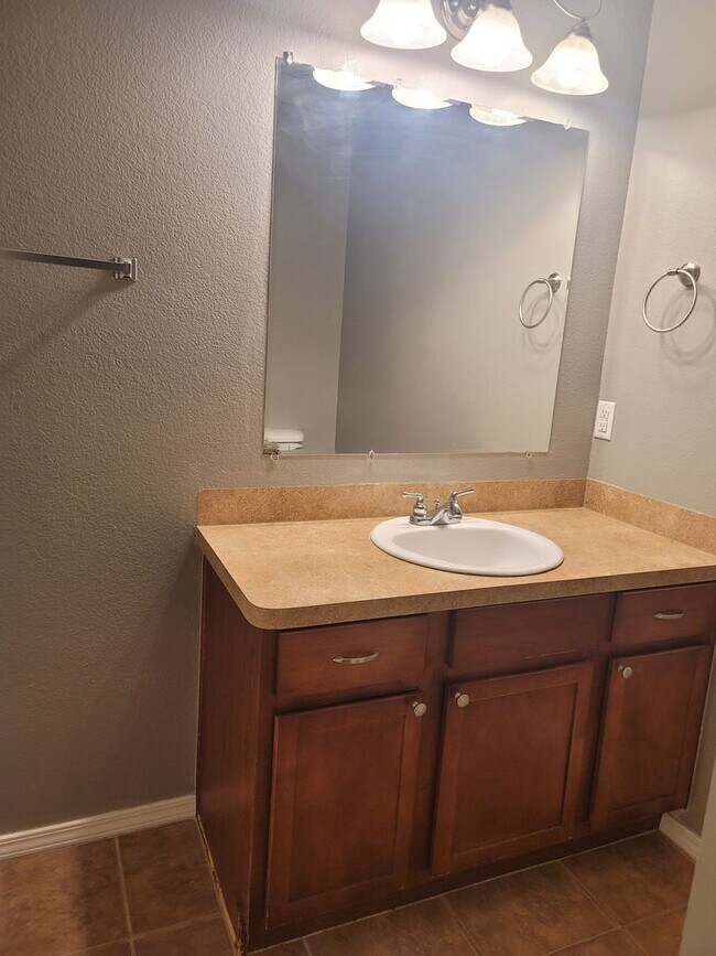 Building Photo - Beautiful 4 Br for Rent in Van Buren!! Com...