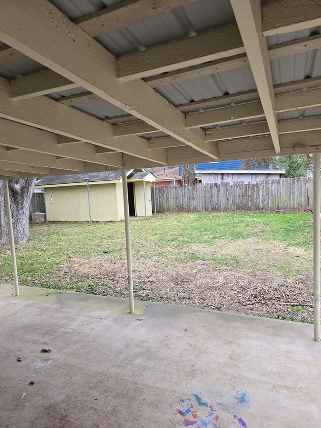 Building Photo - Refurbished - 3 bdrm 1.5 bath