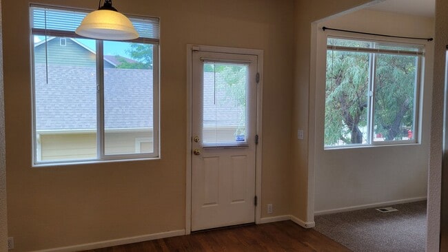 Building Photo - Single Family 3 Bed, 2.5 Bath Home - Avail...