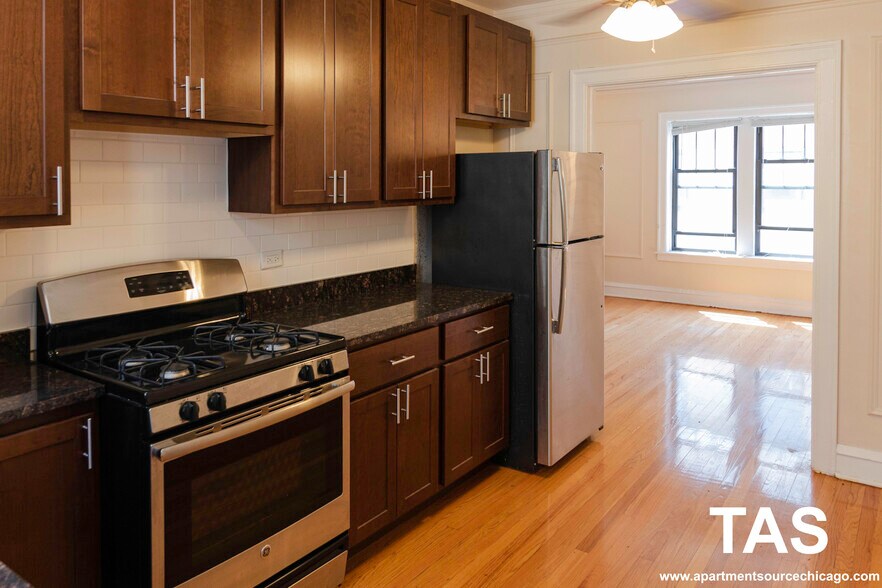 Building Photo - 1948 W Wilson Ave