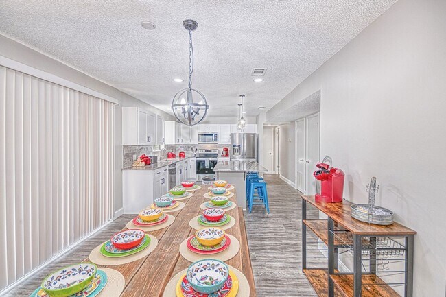 Building Photo - Large 3 bed 2 bath home with fenced backyard