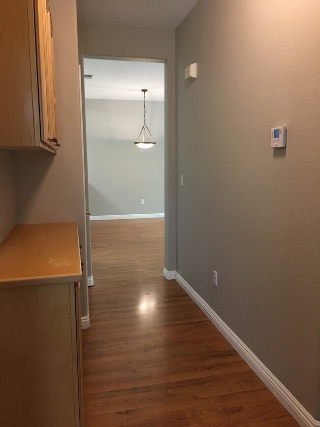 Building Photo - Updated Roseville Home