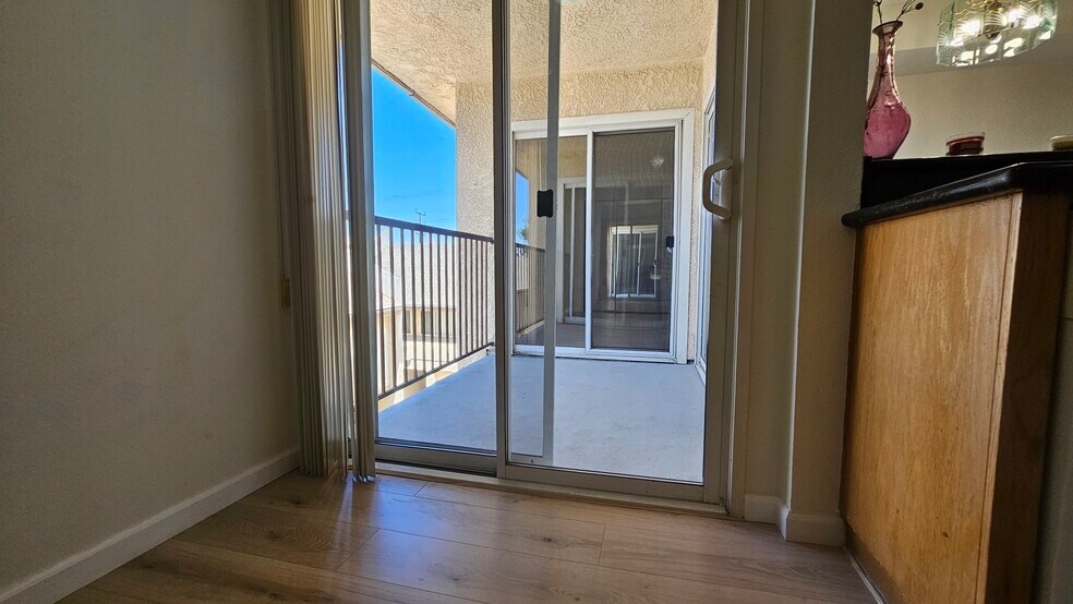 Building Photo - 7641 Reseda Blvd
