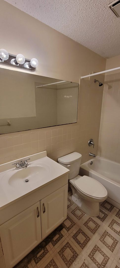 Building Photo - Williams St Triplex