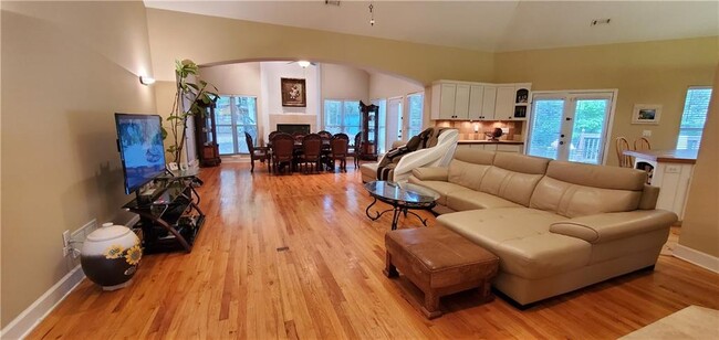 Building Photo - 225 Silver Birch Ct