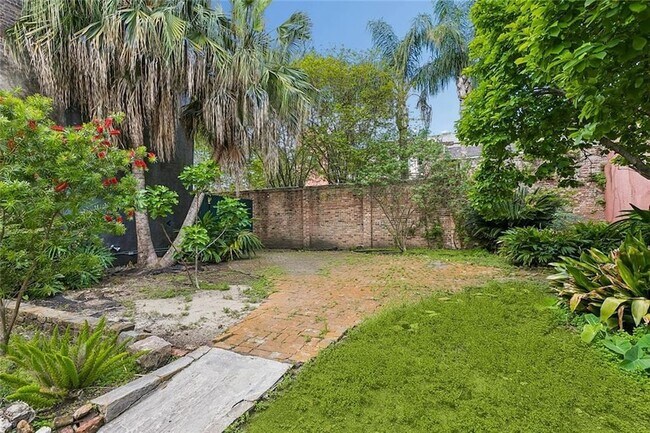 Building Photo - 629 Royal St