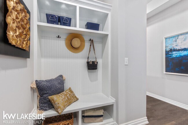 Building Photo - 8511 Valley Dr