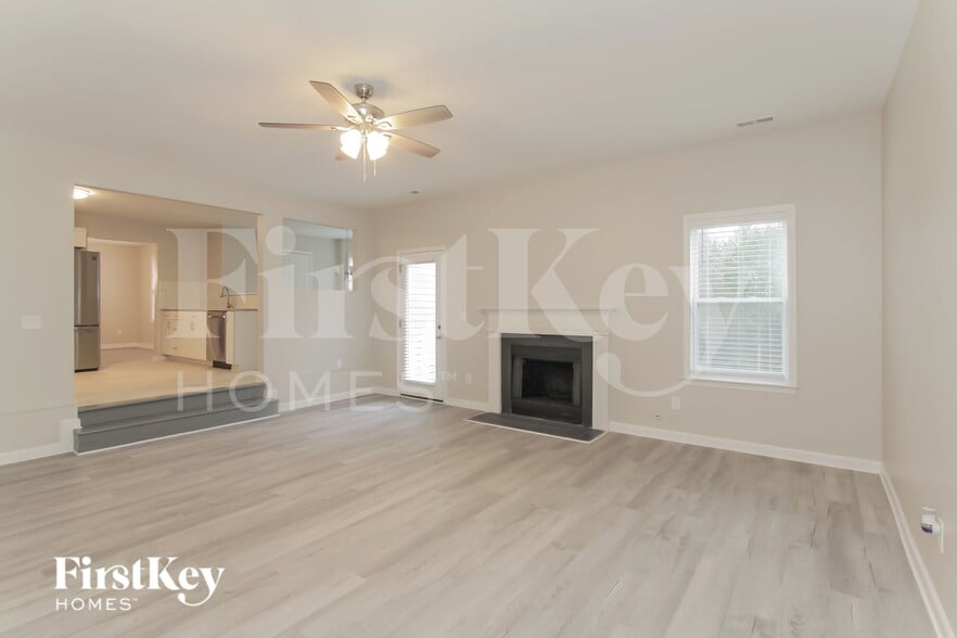 Building Photo - 5208 Eagle Creek Dr