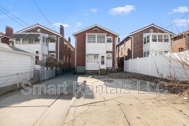 Building Photo - 5065 Lindenwood Ave