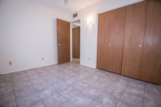Building Photo - Welcome to this delightful 3-bedroom, 2-ba...