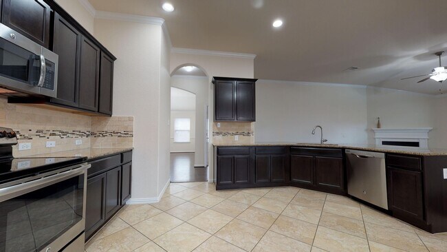 Building Photo - AMAZING 4 BEDROOM IN WHITE ROCK ESTATES FR...