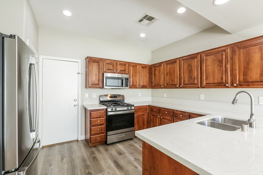 Building Photo - 4477 Oberlander Ave