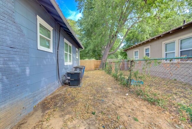 Building Photo - Renovated 1920’s Craftsman – 3 Bed Near TU...