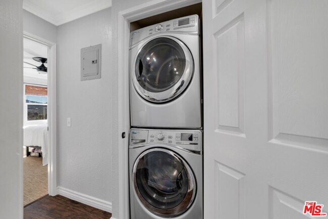 Building Photo - 18209 Sierra Hwy