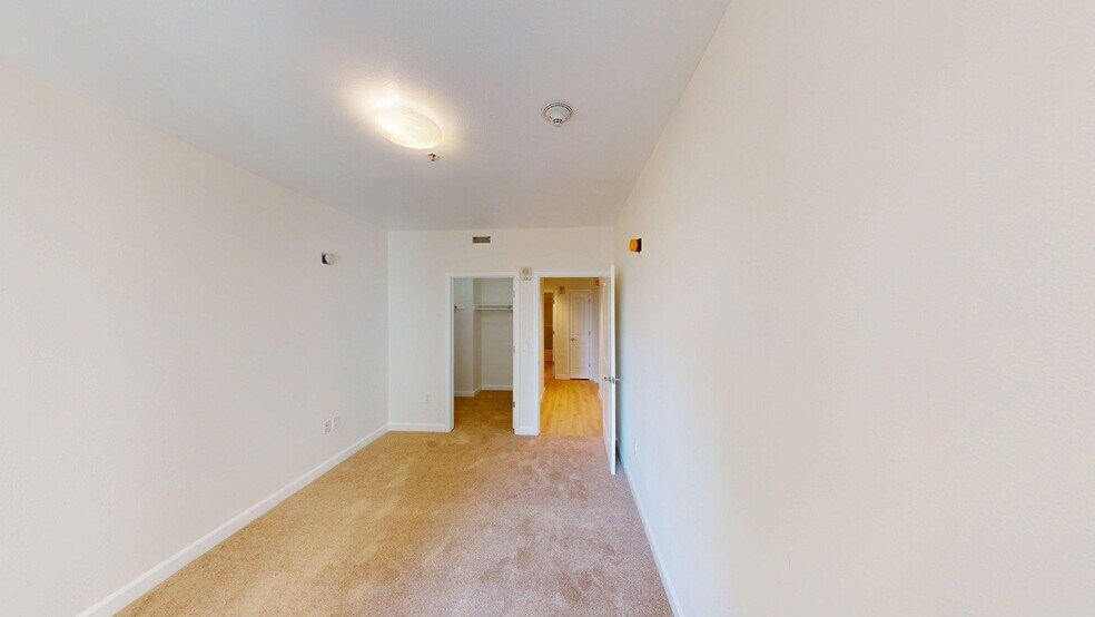 Building Photo - 423 7th St