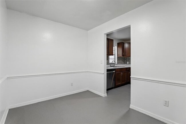 Building Photo - 28 N Lancelot Ave