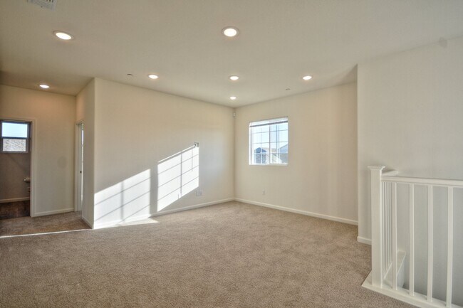 Building Photo - Newer home with solar AVAILABLE NOW!