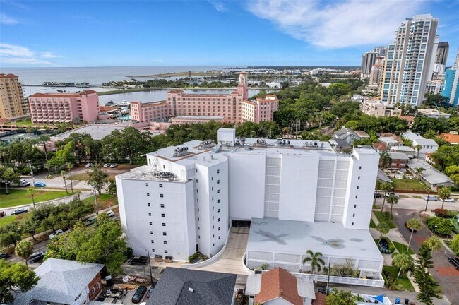 Building Photo - 700 Beach Dr NE