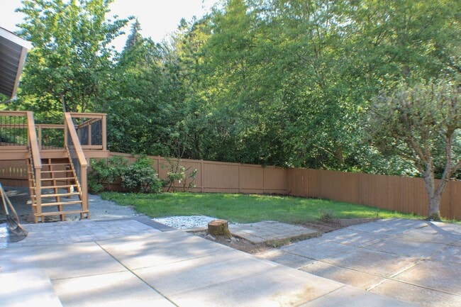 Building Photo - Amazing Everett/Mukilteo Tri-Level Home